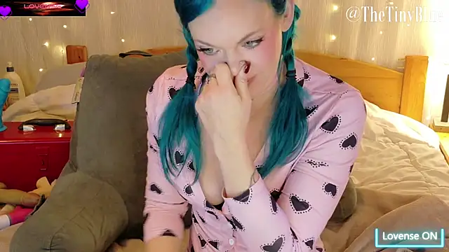 Snapshot of thetinyblue chatting on October 10, 2025, 5:56 pm thetinyblue online show from October 10, 2025, 5:56 pm