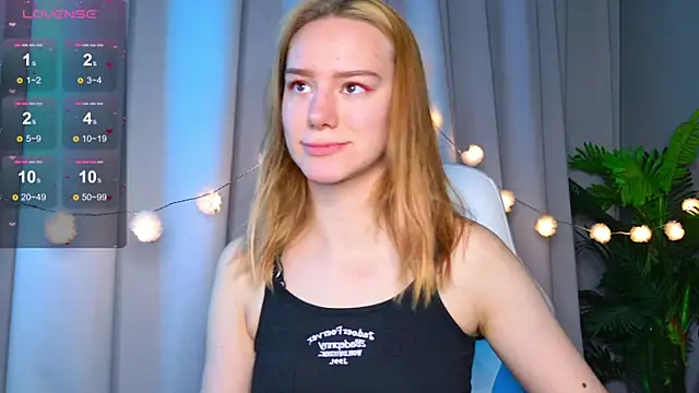 Snapshot of Ramona___ chatting on October 18, 2025, 5:43 am Ramona online show from October 18, 2025, 5:43 am