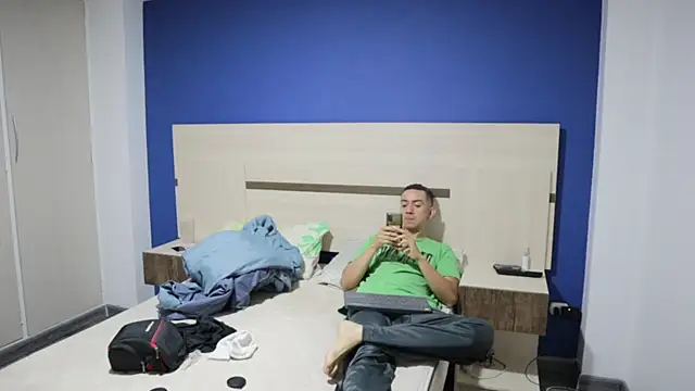 Snapshot of funcouple1985 chatting on December 4, 2024, 11:24 pm funcouple1985 online show from December 4, 2024, 11:24 pm