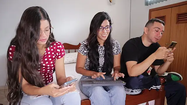 Snapshot of funcouple1985 chatting on December 5, 2024, 3:06 pm funcouple1985 online show from December 5, 2024, 3:06 pm