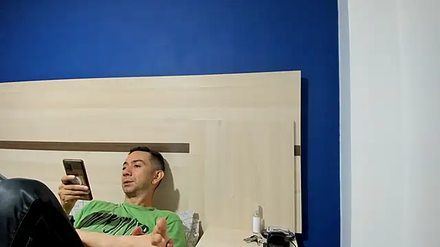 Snapshot of funcouple1985 chatting on December 6, 2024, 1:29 am funcouple1985 online show from December 6, 2024, 1:29 am