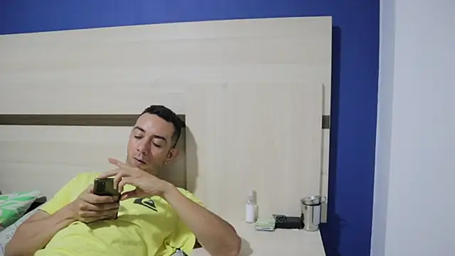 Snapshot of funcouple1985 chatting on December 11, 2024, 12:44 am funcouple1985 online show from December 11, 2024, 12:44 am