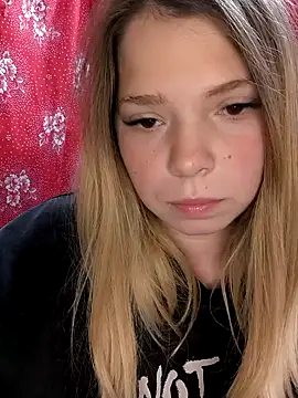 Snapshot of Zuli_Kiska chatting on October 7, 2025, 7:55 pm Zuli Kiska online show from October 7, 2025, 7:55 pm