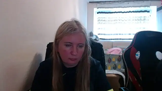 Snapshot of PeterAndJen chatting on June 1, 2026, 6:20 pm PeterAndJen online show from June 1, 2026, 6:20 pm
