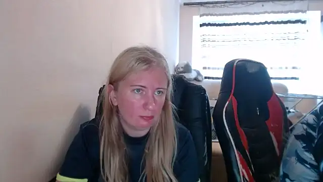 Snapshot of PeterAndJen chatting on June 4, 2026, 5:19 pm PeterAndJen online show from June 4, 2026, 5:19 pm