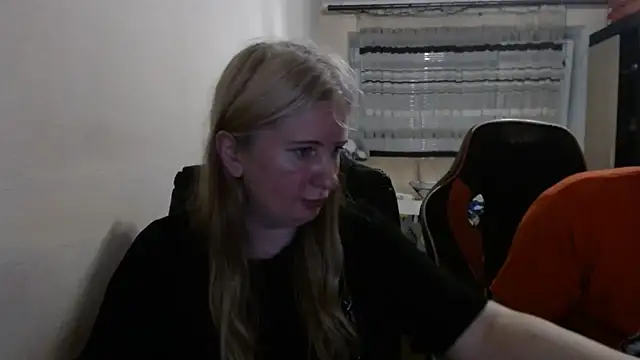 Snapshot of PeterAndJen chatting on June 7, 2026, 7:28 pm PeterAndJen online show from June 7, 2026, 7:28 pm