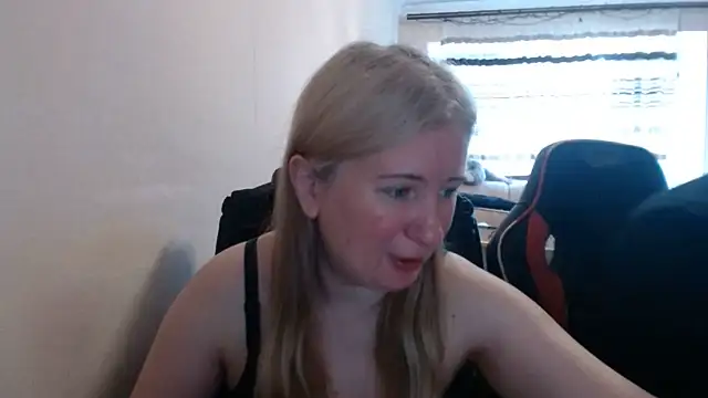 Snapshot of PeterAndJen chatting on June 16, 2026, 5:32 am PeterAndJen online show from June 16, 2026, 5:32 am