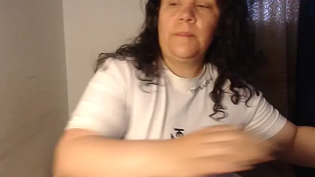 agathamiller01 online show from April 30, 2026, 11:16 am