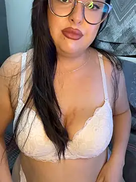 Snapshot of MileyGia chatting on October 12, 2025, 2:43 am MileyGia online show from October 12, 2025, 2:43 am