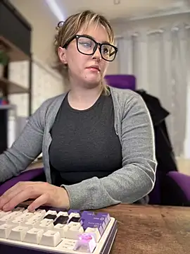 JennKenobi online show from February 19, 2025, 2:55 pm