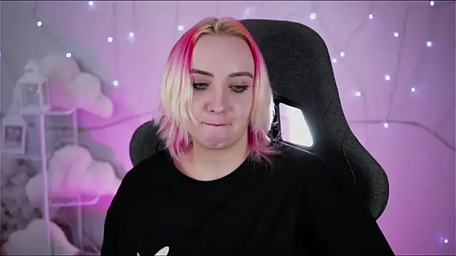 Snapshot of AsheLucker chatting on February 21, 2025, 8:51 am AsheLucker online show from February 21, 2025, 8:51 am