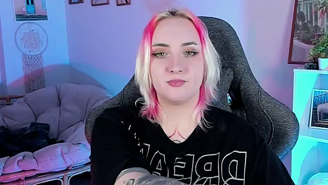 Snapshot of AsheLucker chatting on March 3, 2025, 8:49 am AsheLucker online show from March 3, 2025, 8:49 am