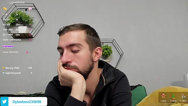 Snapshot of Dylan_Best chatting on November 3, 2025, 12:35 am Dylan Best online show from November 3, 2025, 12:35 am