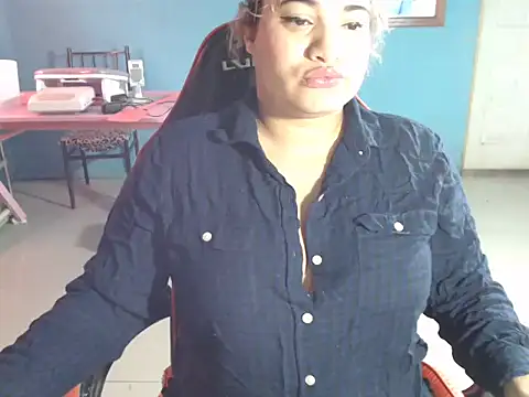 Hilarybunnyy online show from May 13, 2026, 4:59 pm
