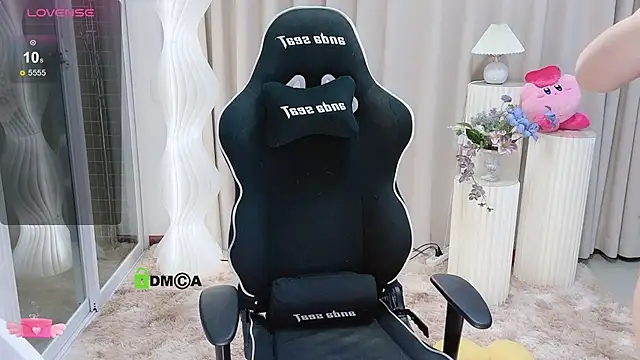 Snapshot of Happy_Kitty chatting on December 7, 2024, 1:18 pm Happy Kitty online show from December 7, 2024, 1:18 pm