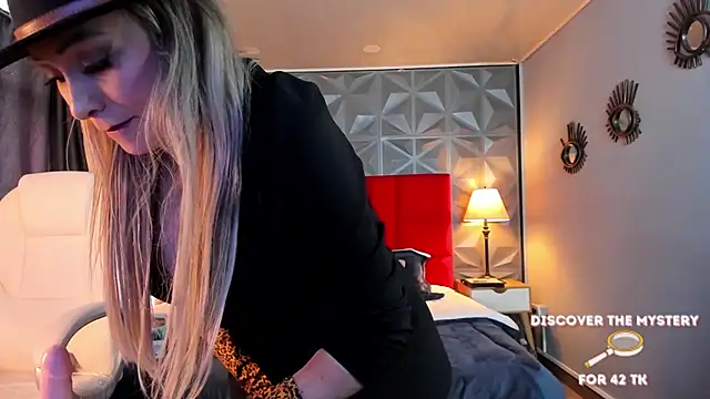 Holly madison  online show from February 23, 2025, 4:02 pm