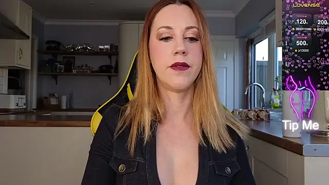 Snapshot of stripmequick chatting on February 18, 2025, 10:05 am stripmequick online show from February 18, 2025, 10:05 am