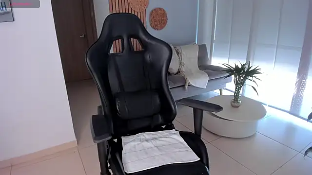 AnnieHallX online show from April 26, 2026, 7:11 pm