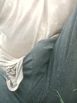 Snapshot of FinableKnee chatting on October 3, 2025, 4:09 am FinableKnee online show from October 3, 2025, 4:09 am