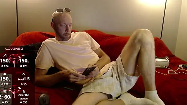 Snapshot of MaxRouger chatting on June 14, 2026, 1:24 pm MaxRouger online show from June 14, 2026, 1:24 pm