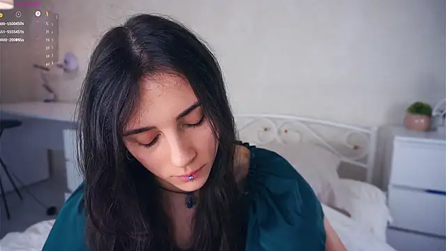 Holla Molly online show from March 9, 2025, 9:02 am