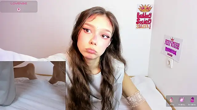 Snapshot of Michelle_Melnss chatting on May 8, 2026, 4:23 pm Michelle Melnss online show from May 8, 2026, 4:23 pm