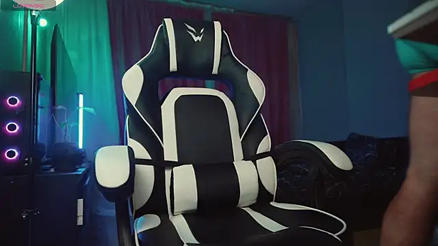 Snapshot of LuckyAlexx chatting on February 4, 2025, 10:02 pm LuckyAlexx online show from February 4, 2025, 10:02 pm