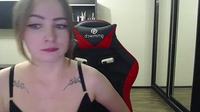 Snapshot of Laralianna chatting on February 18, 2025, 3:43 pm Laralianna online show from February 18, 2025, 3:43 pm