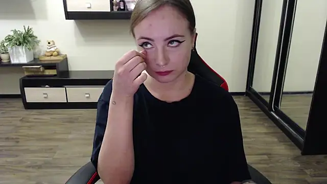 Snapshot of Laralianna chatting on September 21, 2025, 10:17 am Laralianna online show from September 21, 2025, 10:17 am