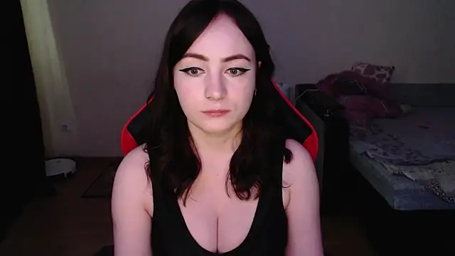 Snapshot of Laralianna chatting on November 27, 2025, 7:10 am Laralianna online show from November 27, 2025, 7:10 am