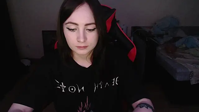 Snapshot of Laralianna chatting on December 17, 2025, 4:24 pm Laralianna online show from December 17, 2025, 4:24 pm