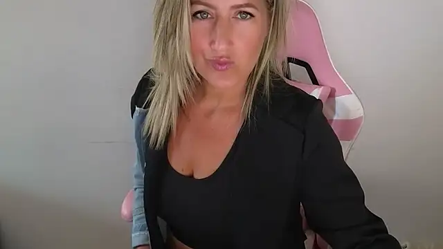 Snapshot of TessToy chatting on May 13, 2026, 7:39 am TessToy online show from May 13, 2026, 7:39 am