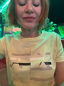 Snapshot of Jullia_Moor chatting on June 1, 2026, 8:10 pm Jullia Moor online show from June 1, 2026, 8:10 pm