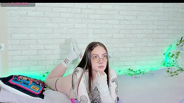 LinaKenny online show from December 2, 2025, 2:34 pm