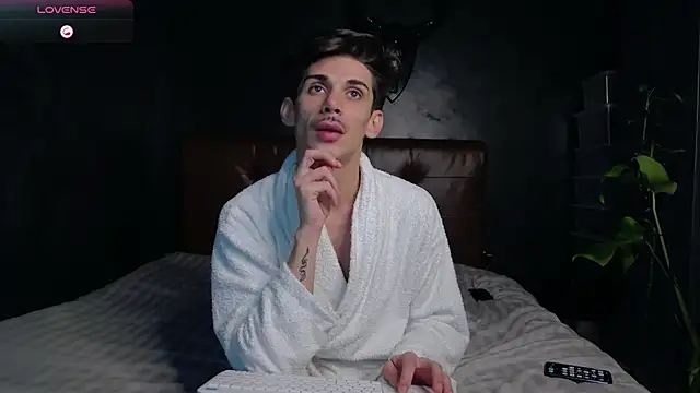 Snapshot of DanielCrush1 chatting on November 19, 2025, 5:13 pm DanielCrush1 online show from November 19, 2025, 5:13 pm