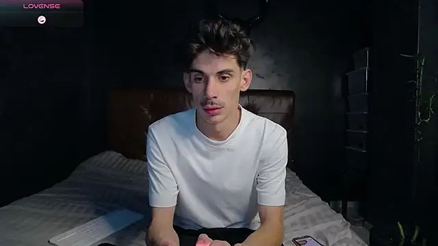 Snapshot of DanielCrush1 chatting on November 27, 2025, 1:02 pm DanielCrush1 online show from November 27, 2025, 1:02 pm