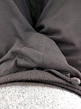 Snapshot of Elixire1 chatting on November 18, 2025, 5:28 pm Elixire1 online show from November 18, 2025, 5:28 pm