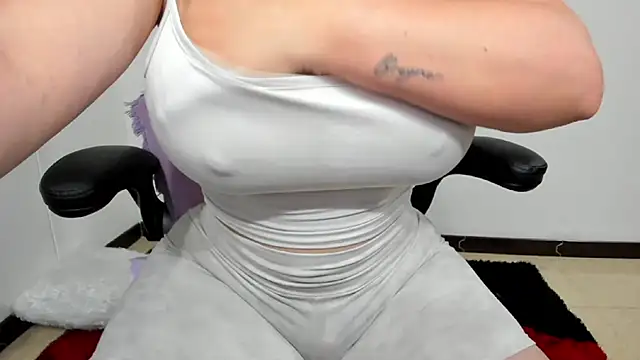 Snapshot of Emiily_88 chatting on January 2, 2025, 11:09 am Emiily 88 online show from January 2, 2025, 11:09 am