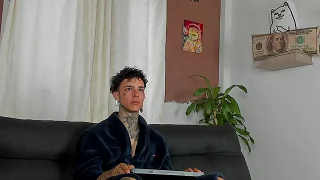 Snapshot of Aron_ford chatting on October 23, 2025, 12:04 pm Aron ford online show from October 23, 2025, 12:04 pm