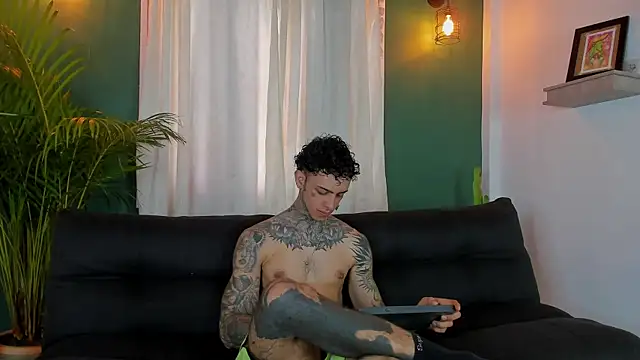 Snapshot of Aron_ford chatting on October 30, 2025, 2:40 pm Aron ford online show from October 30, 2025, 2:40 pm