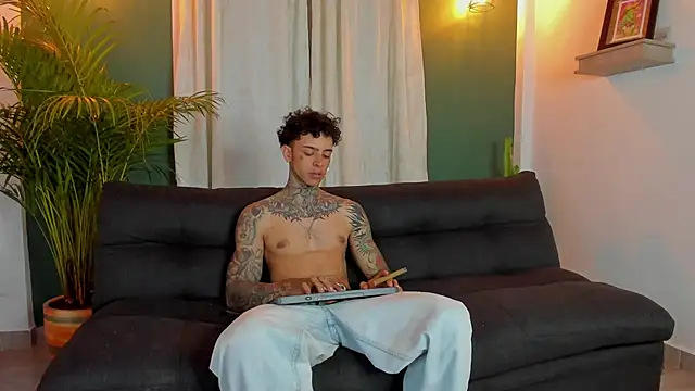 Snapshot of Aron_ford chatting on October 31, 2025, 3:51 am Aron ford online show from October 31, 2025, 3:51 am