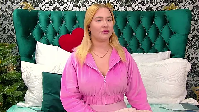 Snapshot of LunaHouston chatting on December 14, 2025, 4:12 pm LunaHouston online show from December 14, 2025, 4:12 pm