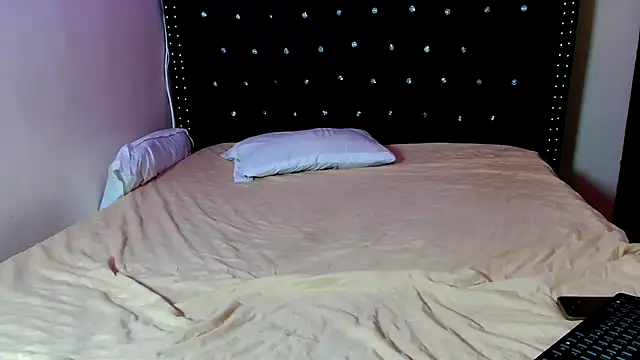 Snapshot of Toomuchbooty33 chatting on September 30, 2025, 12:54 pm Toomuchbooty33 online show from September 30, 2025, 12:54 pm