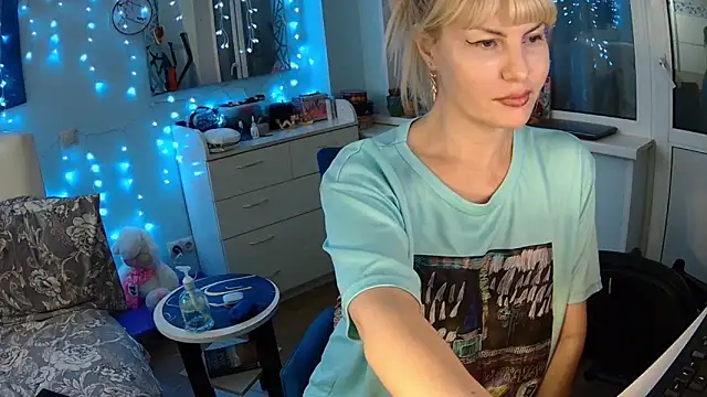 Snapshot of GlamSquirt chatting on February 3, 2025, 10:11 pm GlamSquirt online show from February 3, 2025, 10:11 pm