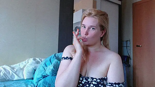 Snapshot of mmmPinUpGirl chatting on July 13, 2026, 12:19 pm mmmPinUpGirl online show from July 13, 2026, 12:19 pm