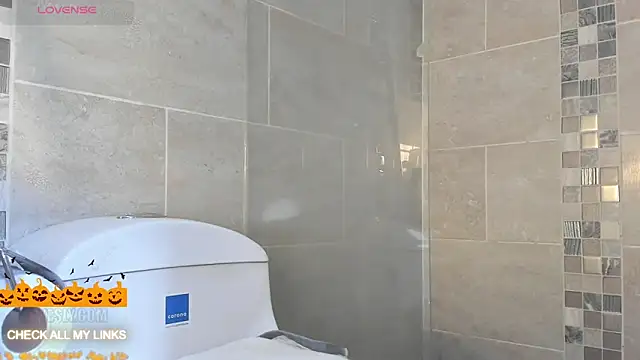 ohyesly  online show from October 5, 2025, 8:40 pm