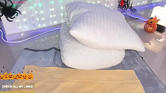 ohyesly  online show from October 7, 2025, 11:02 pm