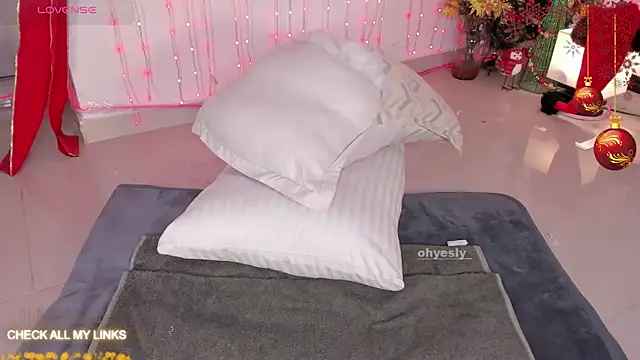 ohyesly  online show from December 19, 2025, 10:11 am