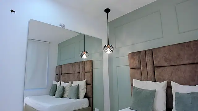 princesaparis online show from January 28, 2025, 11:49 am