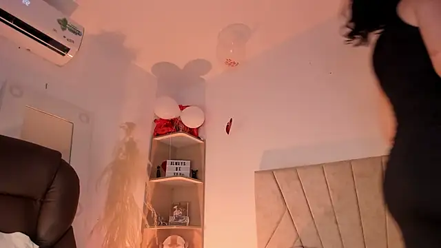 Snapshot of _Niah_ chatting on February 19, 2025, 9:25 pm Niah online show from February 19, 2025, 9:25 pm